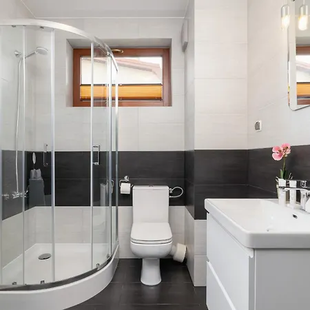 Stylish With Balcony & Parking Cracow By Renters