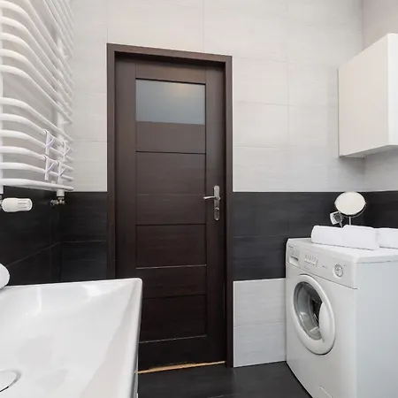 Stylish With Balcony & Parking Cracow By Renters